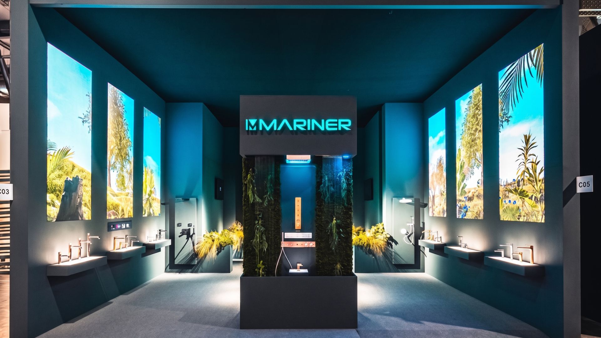 Разнообразие цветов смесителей на выставочном стенде фабрики Mariner